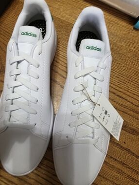 adidas Advantage  Men’s 7.5 White and Black Mid-Top Athletic Shoes New!